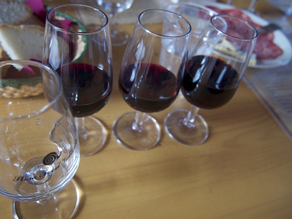 Calici di vino rosso durante una degustazione in Toscana
