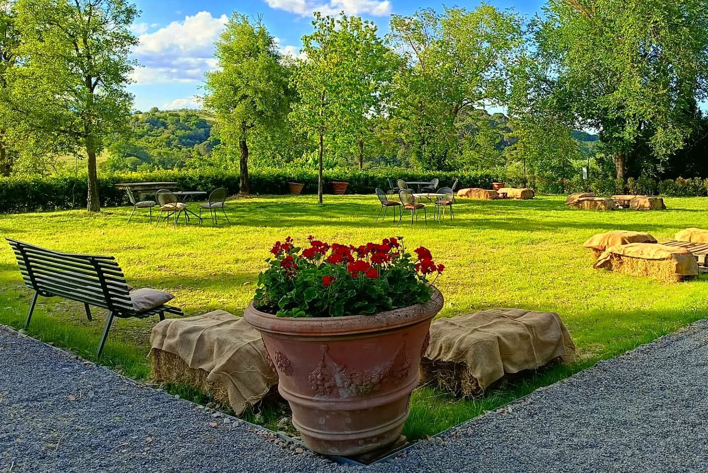 Il giardino della villa allestito per un ricevimento